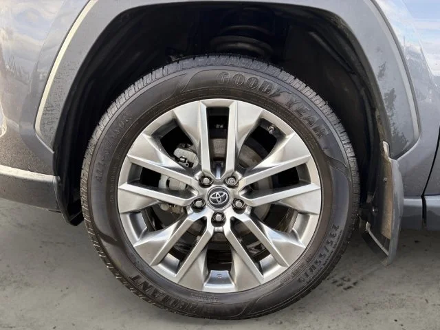 Used 2019 Gray Toyota XLE Premium image 9