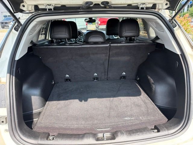 Used 2019 White Jeep Latitude image 10