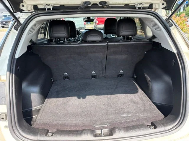 Used 2019 White Jeep Latitude image 10