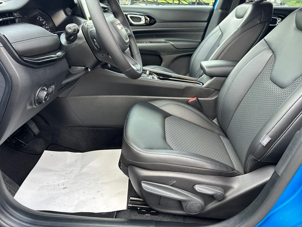 New 2026 Hydro Blue Pearlcoat Jeep Latitude image 18
