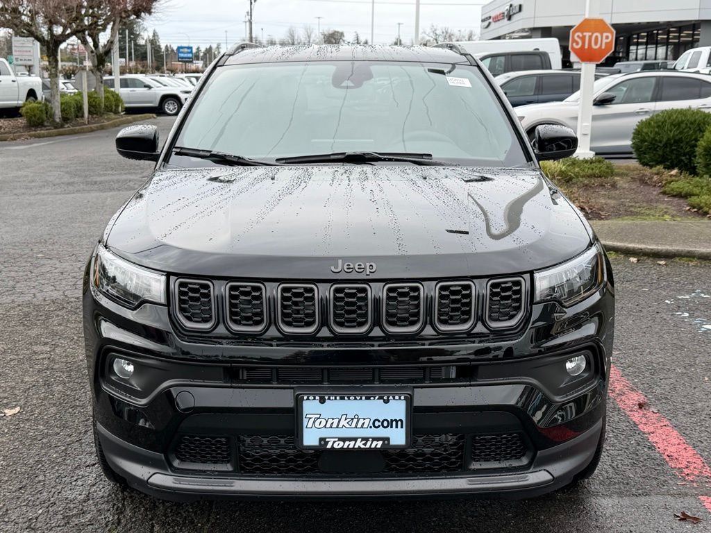 New 2026 Diamond Black Crystal Pearl-Coat Exterior Paint Jeep Latitude image 3