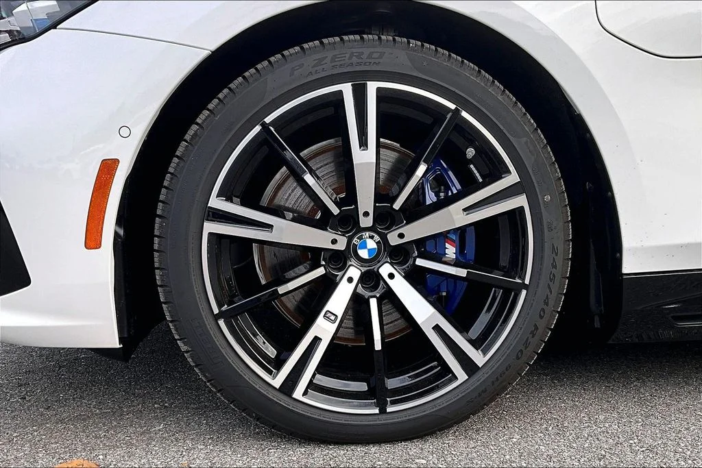 2026 BMW 5 Series 550e - Photo 10