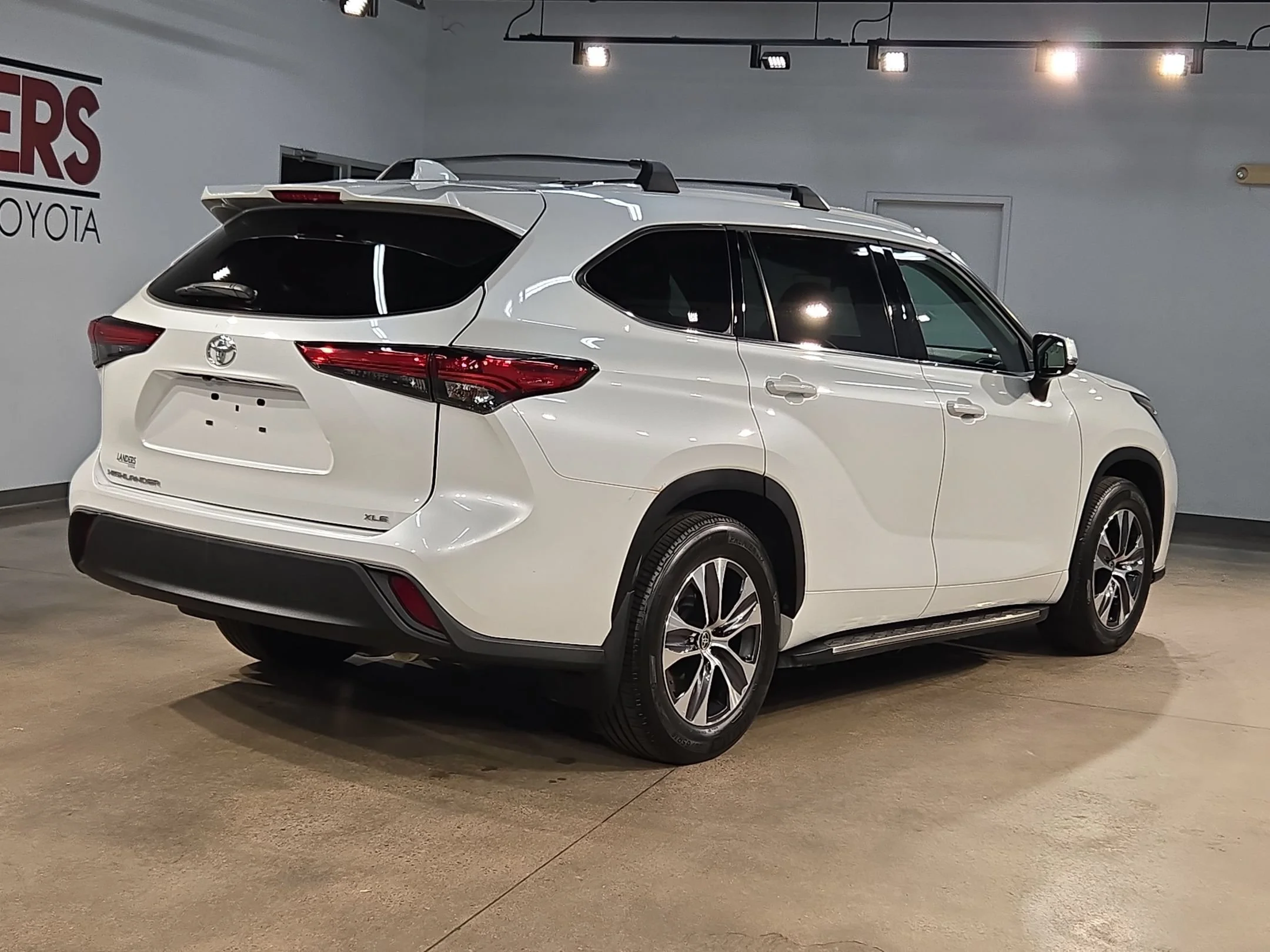 Used 2022 Wind Chill Pearl Toyota XLE image 7