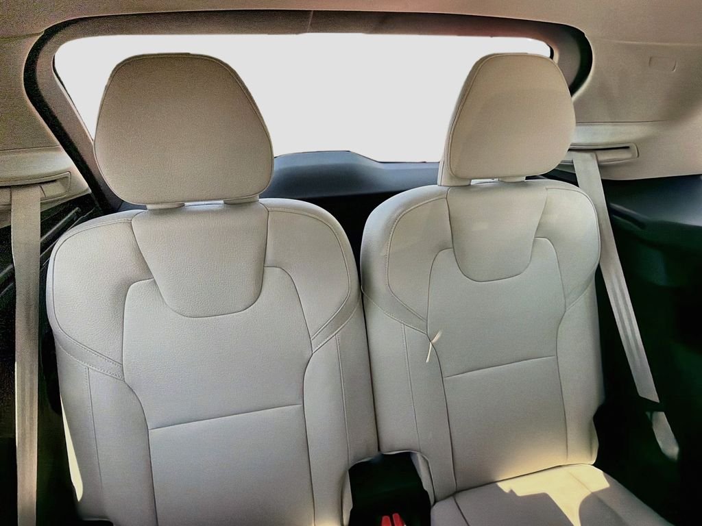 Used 2019 Black Volvo T5 Momentum image 29
