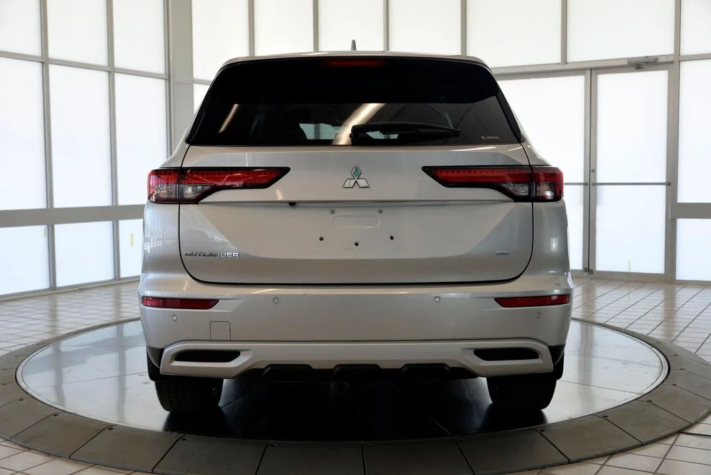 Used 2022  Mitsubishi SE image 8
