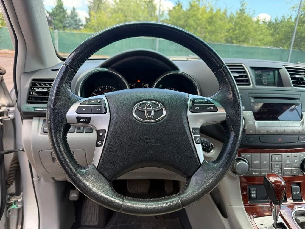 Used 2012 Classic Silver Metallic Toyota Limited image 10