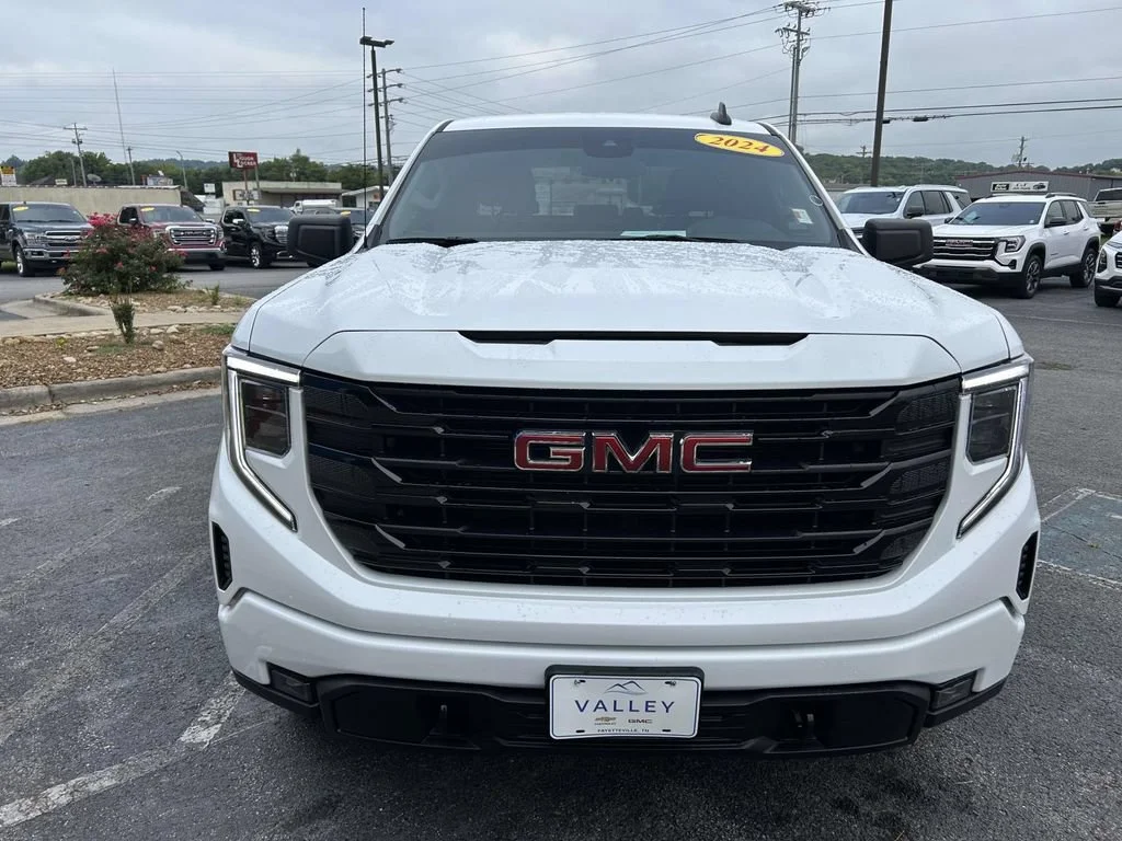 Used 2024 Summit White GMC Elevation image 9