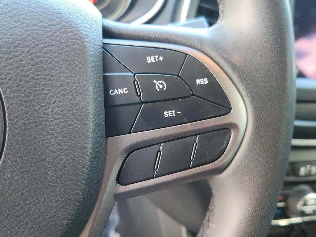 Used 2022 Sting-Gray Clearcoat Jeep Latitude Lux image 21
