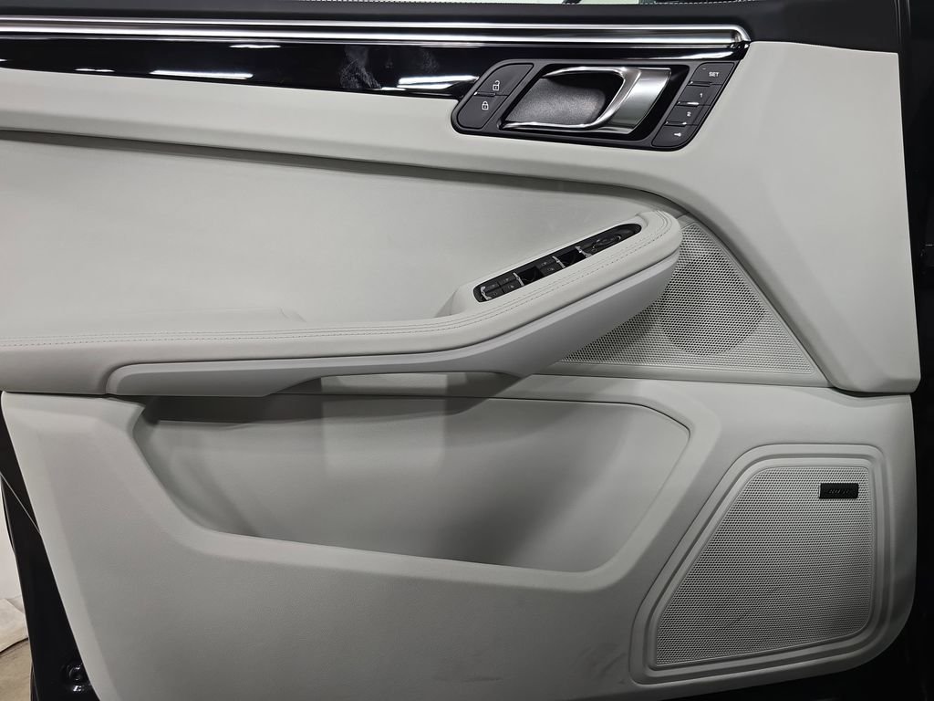 2026 Porsche Macan T - Photo 22