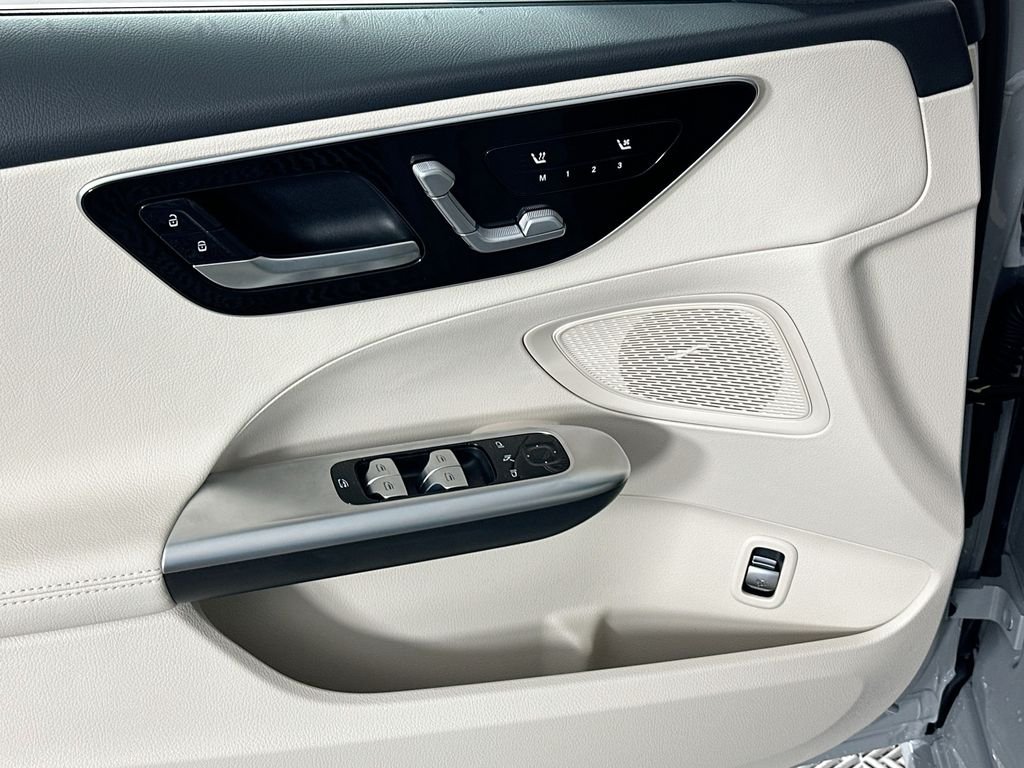 New 2026 MANUFAKTUR Alpine Grey Mercedes-Benz C 300 image 18