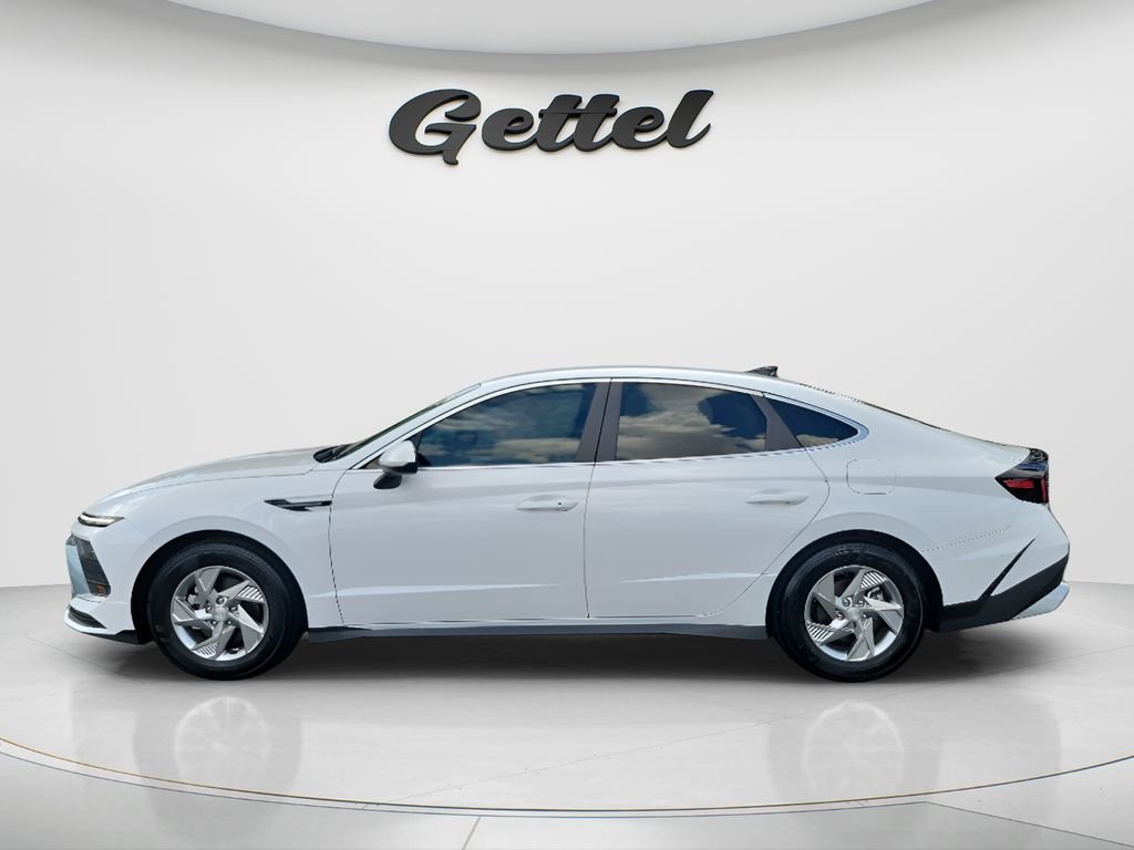 Certified Used 2025 White Hyundai SE image 8