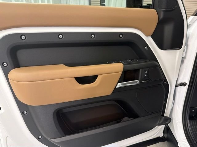 New 2026 Fuji White Land Rover S image 8