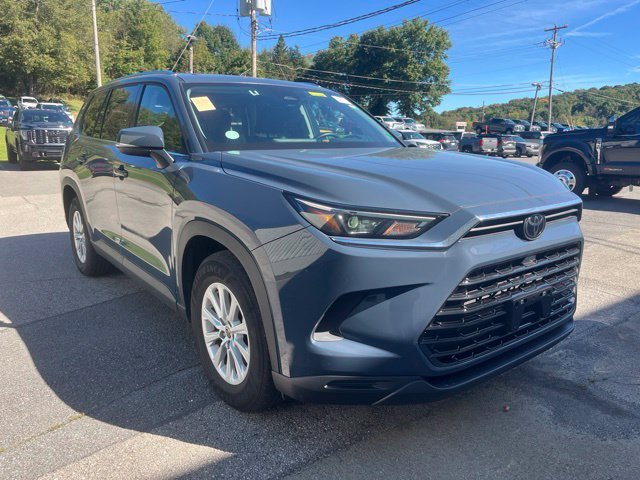 Used 2025 White Toyota XLE image 2