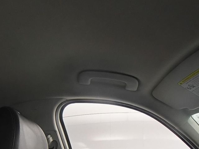 Used 2022 White Kia LX image 41
