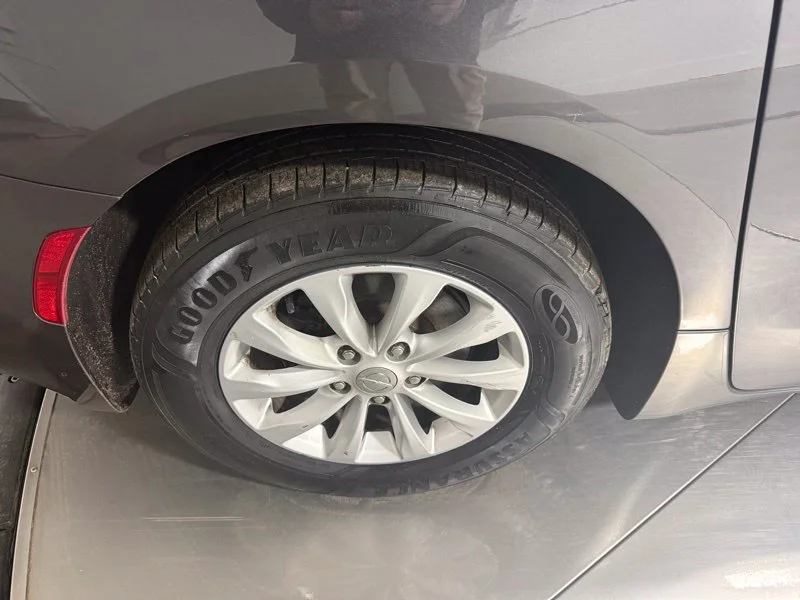 Used 2018 Gray Chrysler Touring L image 10