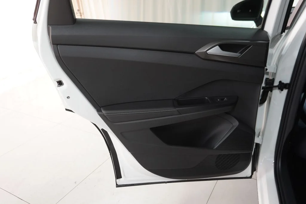 New 2027 Pure White w/Deep Black Roof Volkswagen 1.5T SE Black image 22