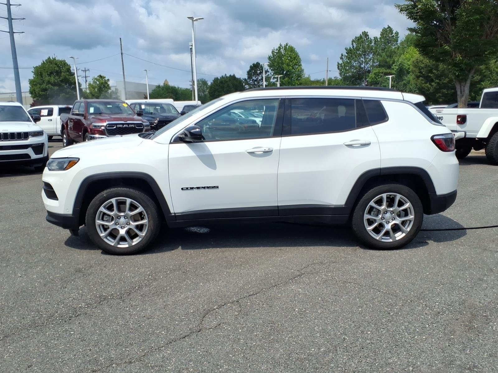 Used 2023 Bright White Clearcoat Jeep Latitude Lux image 3