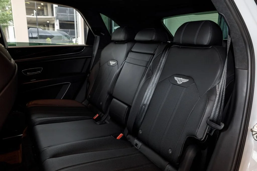 Used 2023 White Bentley V8 image 29