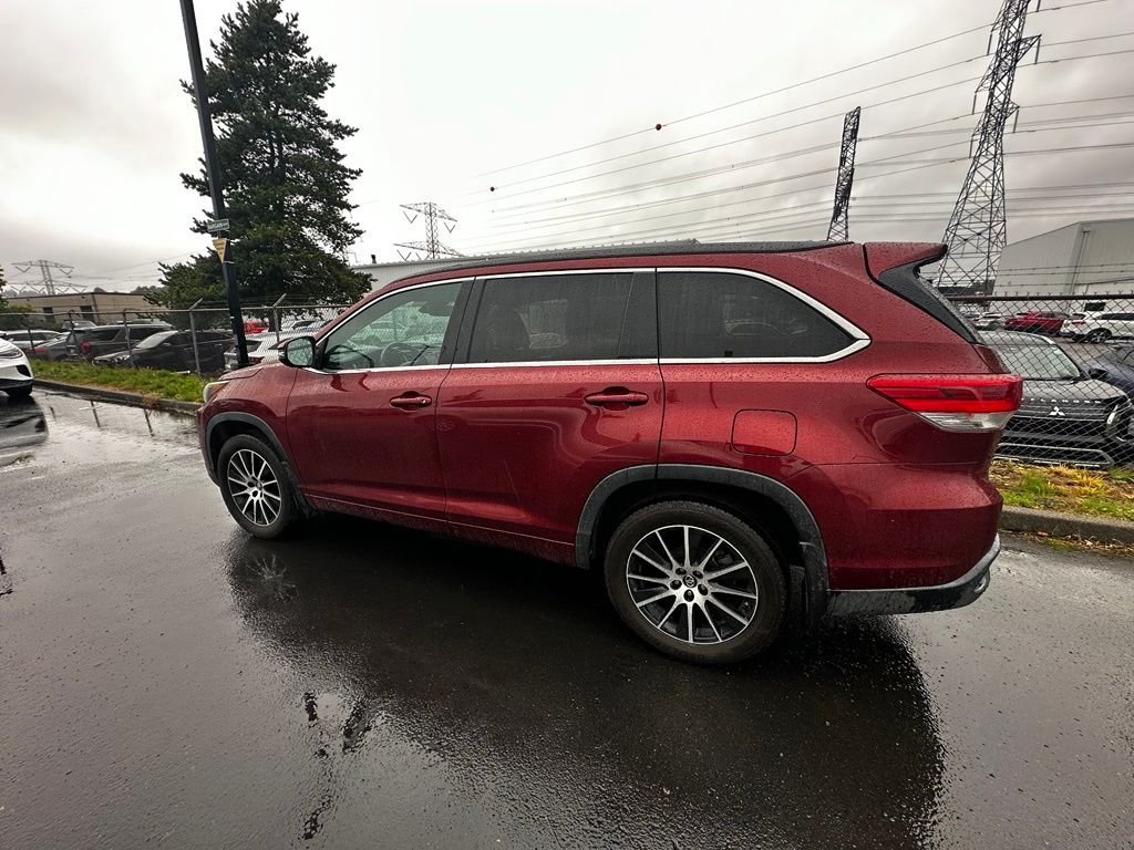 Used 2018 Red Toyota SE image 4