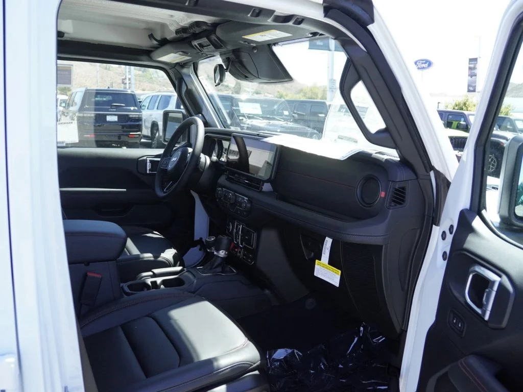 New 2026 Bright White Clear-Coat Exterior Paint Jeep Rubicon image 21