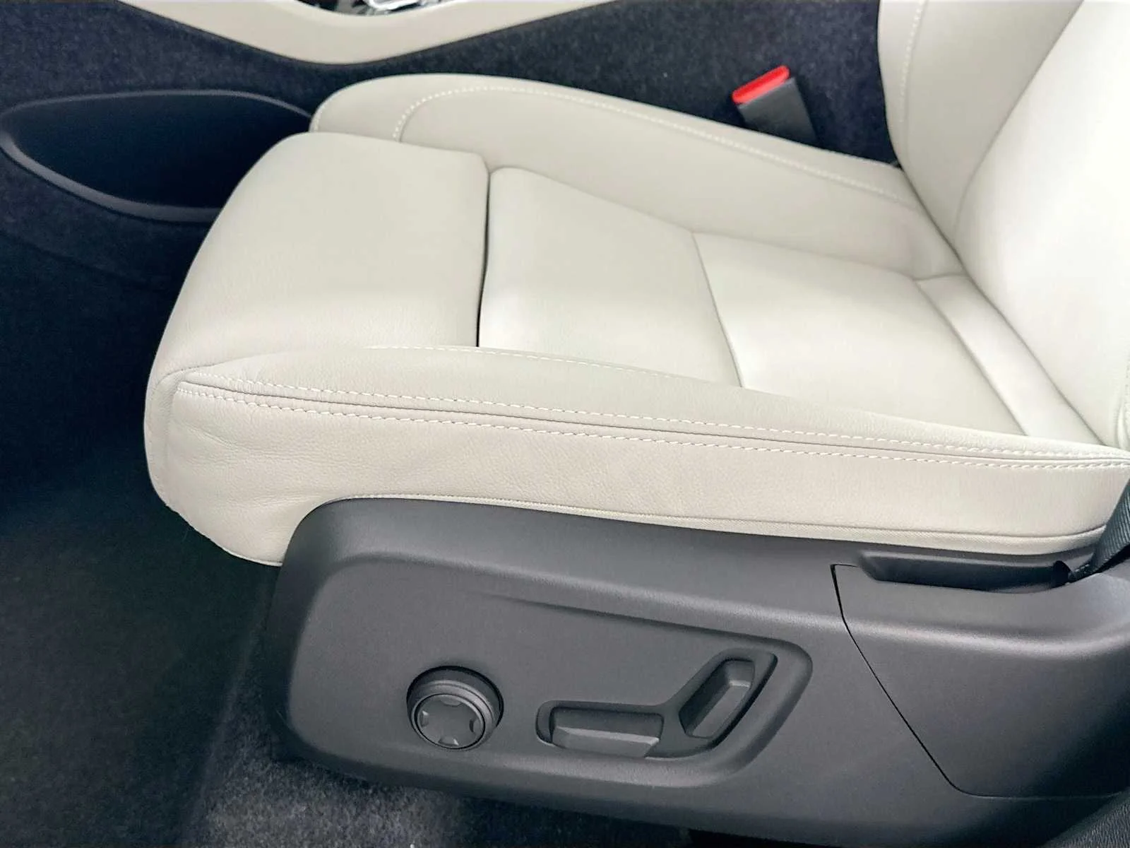 2025 Volvo XC40 Plus - Photo 17