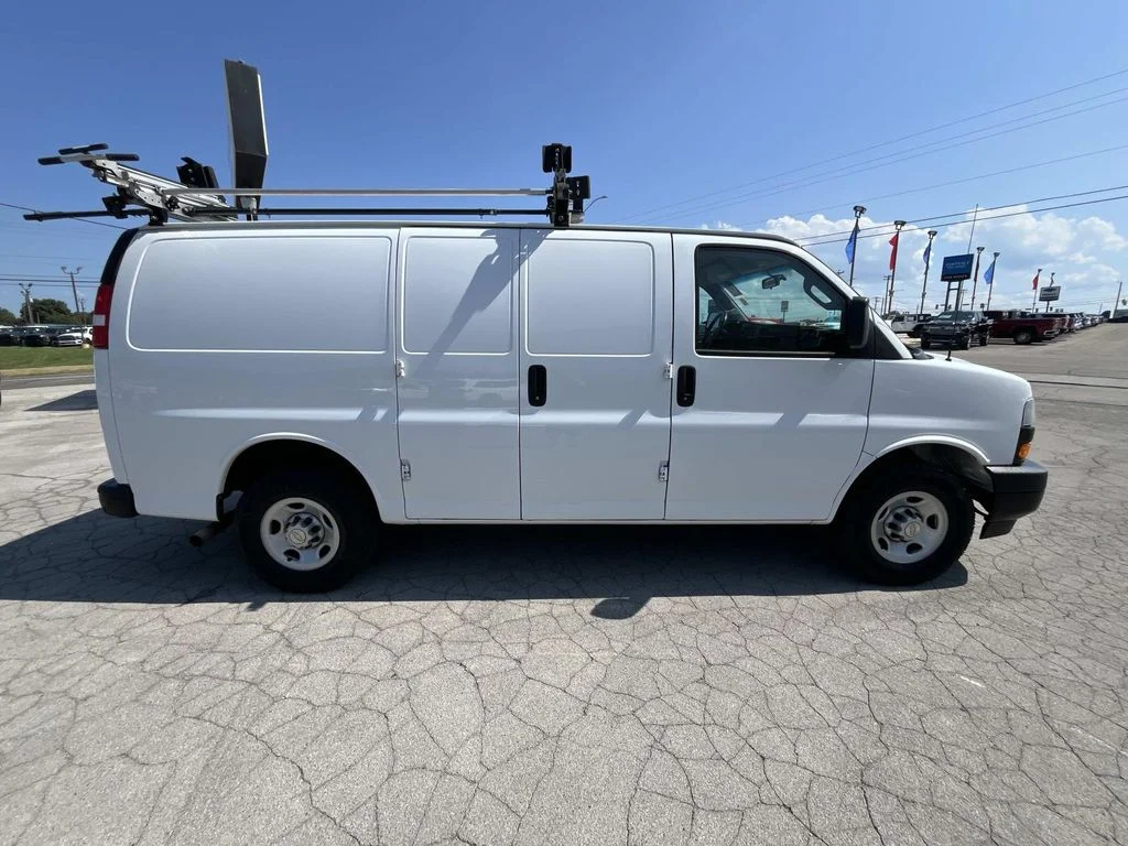 Used 2022 SUMMIT WHITE Chevrolet RWD 3500 Regular Wheelbase WT image 2