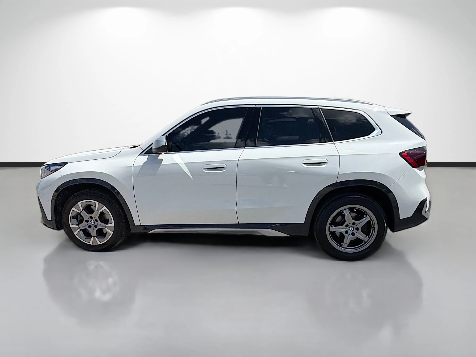 Used 2024 Alpine White BMW xDrive28i image 6