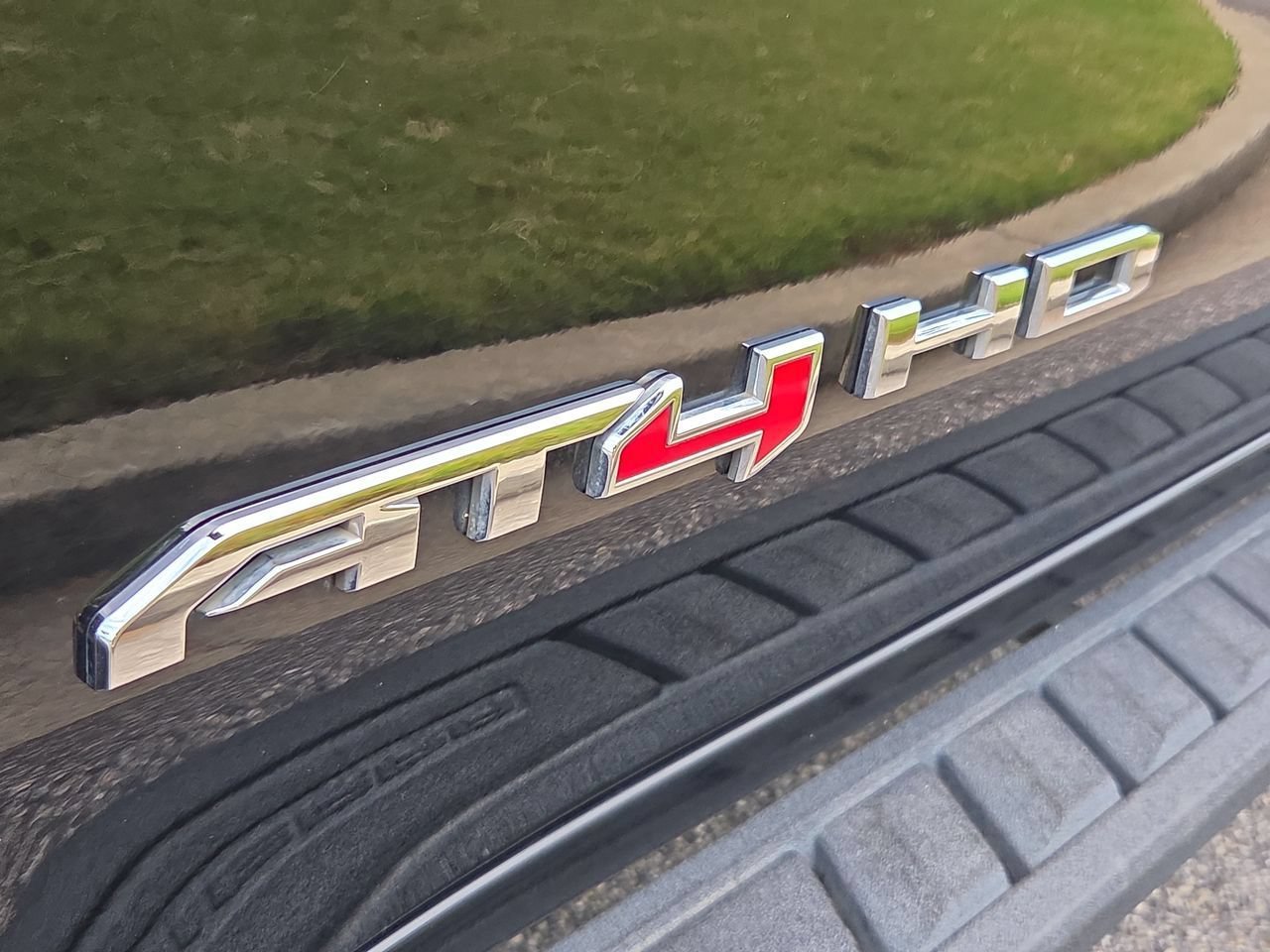 Used 2022 ONYX BLACK GMC AT4 image 32