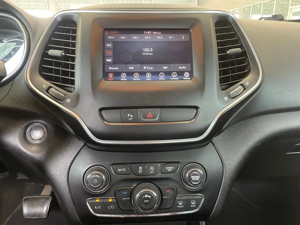 Used 2019 Gray Jeep Latitude Plus image 15