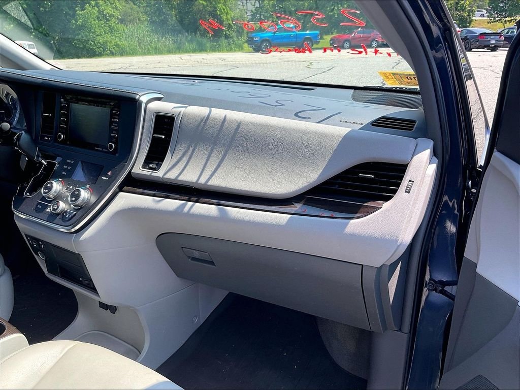 Used 2018 Beige Toyota XLE Premium image 13