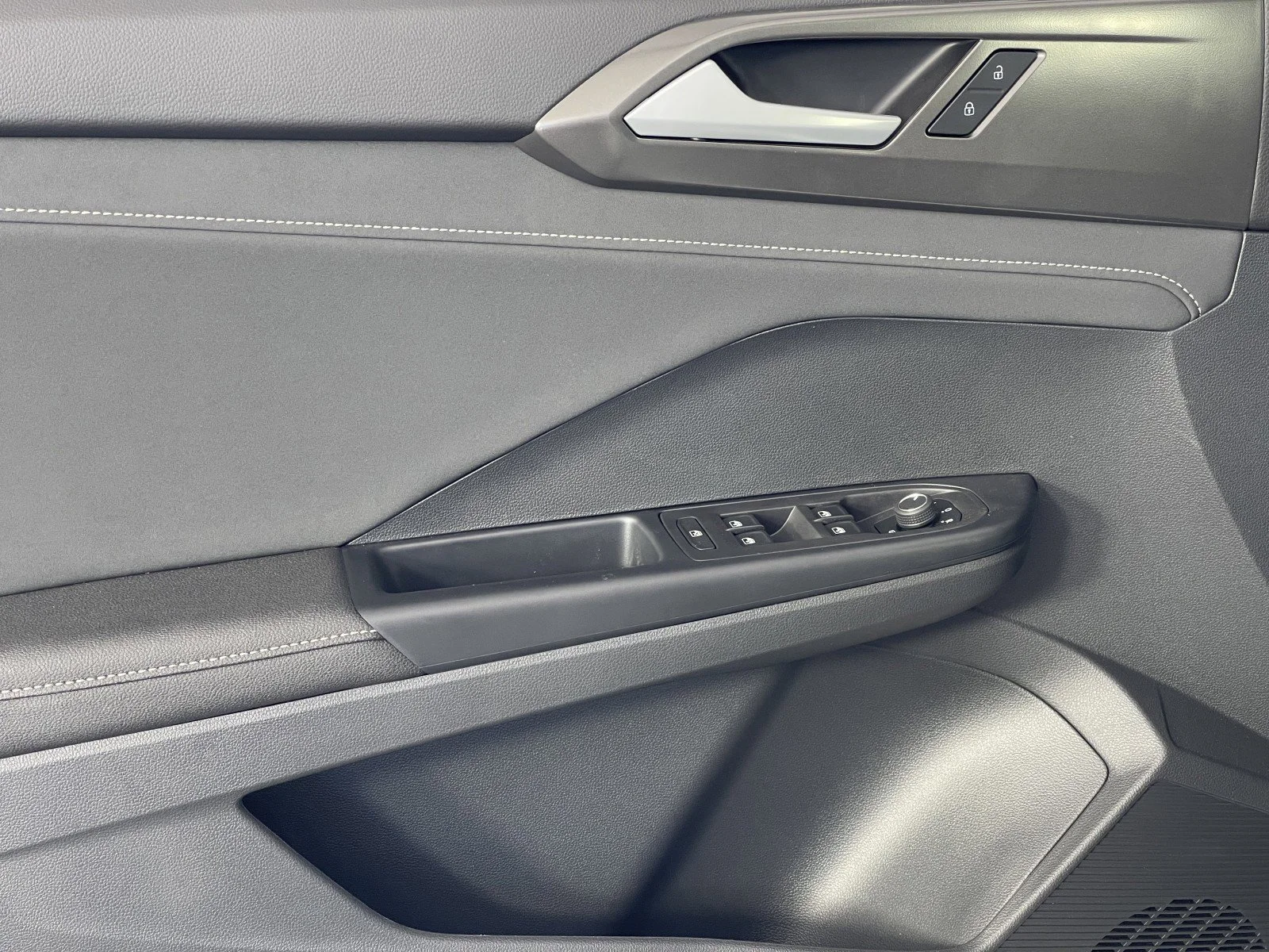 2025 Volkswagen Taos SE Black - Photo 21