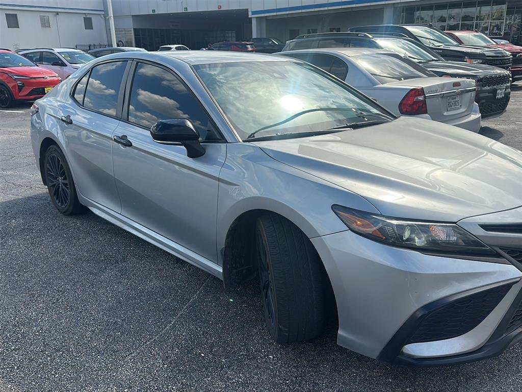 2022 Toyota Camry SE Hybrid's photo