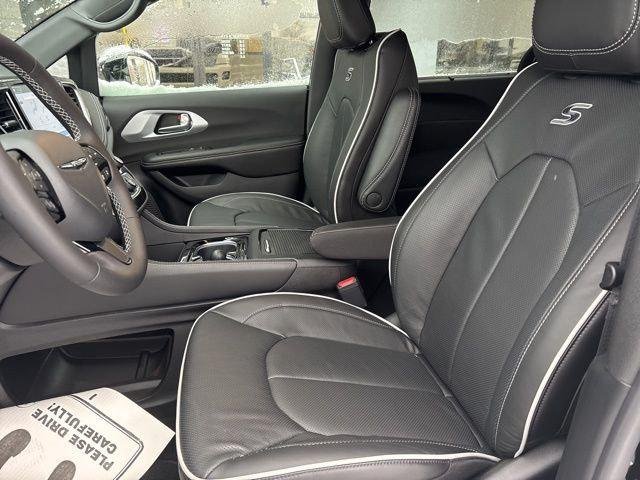 New 2026 Diamond Black Crystal Pearl-Coat Exterior Paint Chrysler Limited image 5