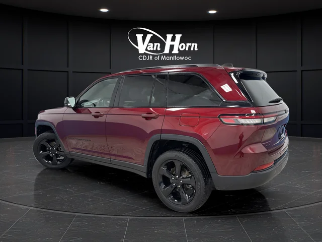 Used 2023 Velvet Jeep Altitude X image 3