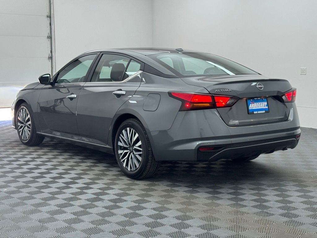 Used 2025 Gun Metallic Nissan 2.5 SV image 8