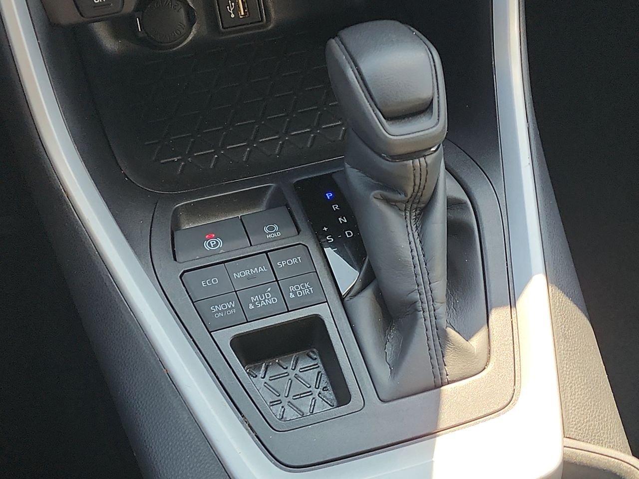 Used 2025 Silver Sky Metallic Toyota XLE image 18