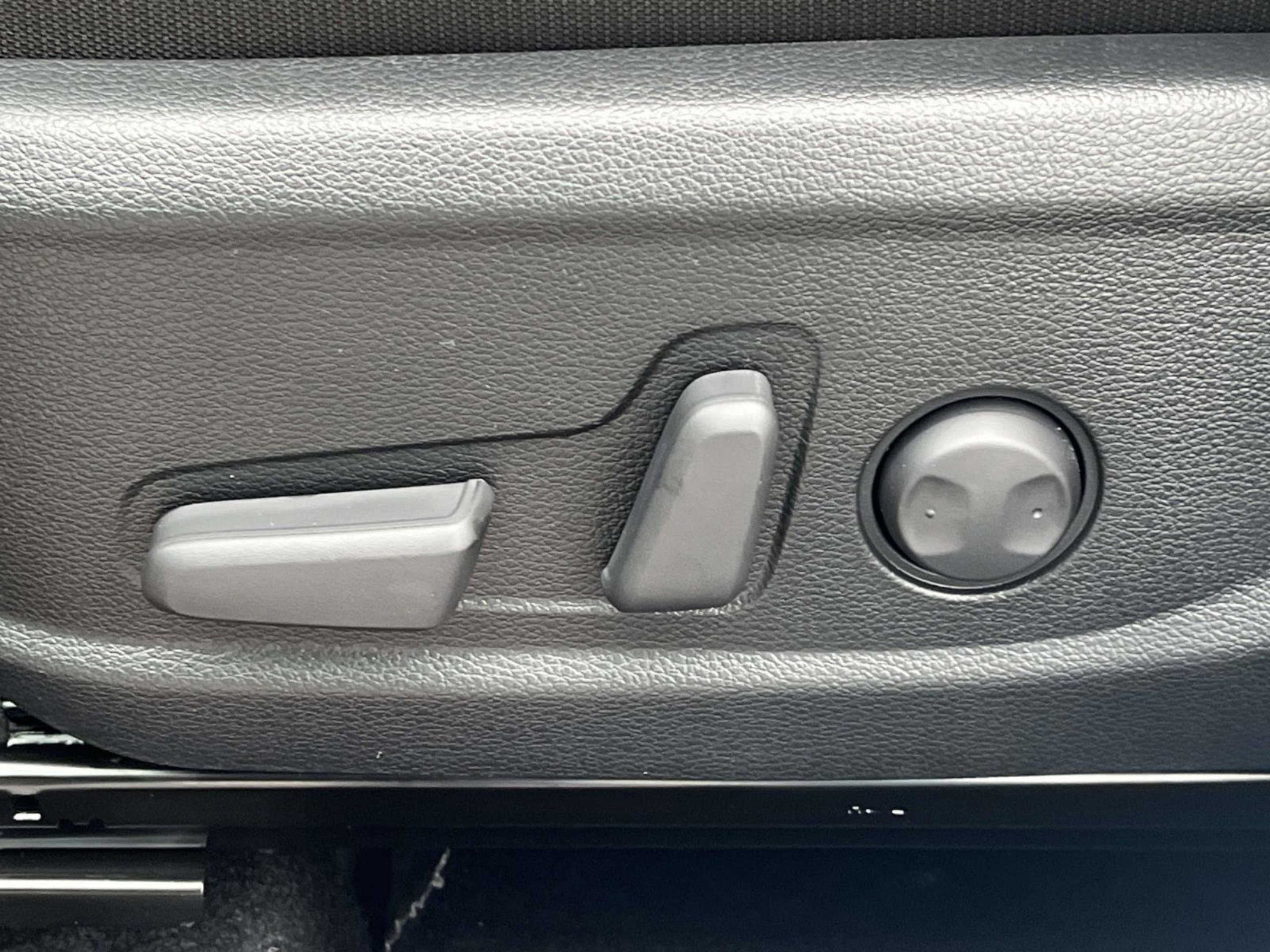 New 2026 Snow White Pearl Kia EX image 24