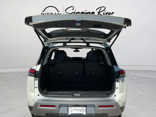 Used 2022 White Nissan SL image 25