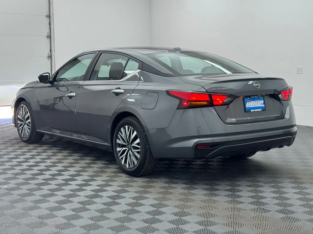 Used 2025 Gun Metallic Nissan 2.5 SV image 8