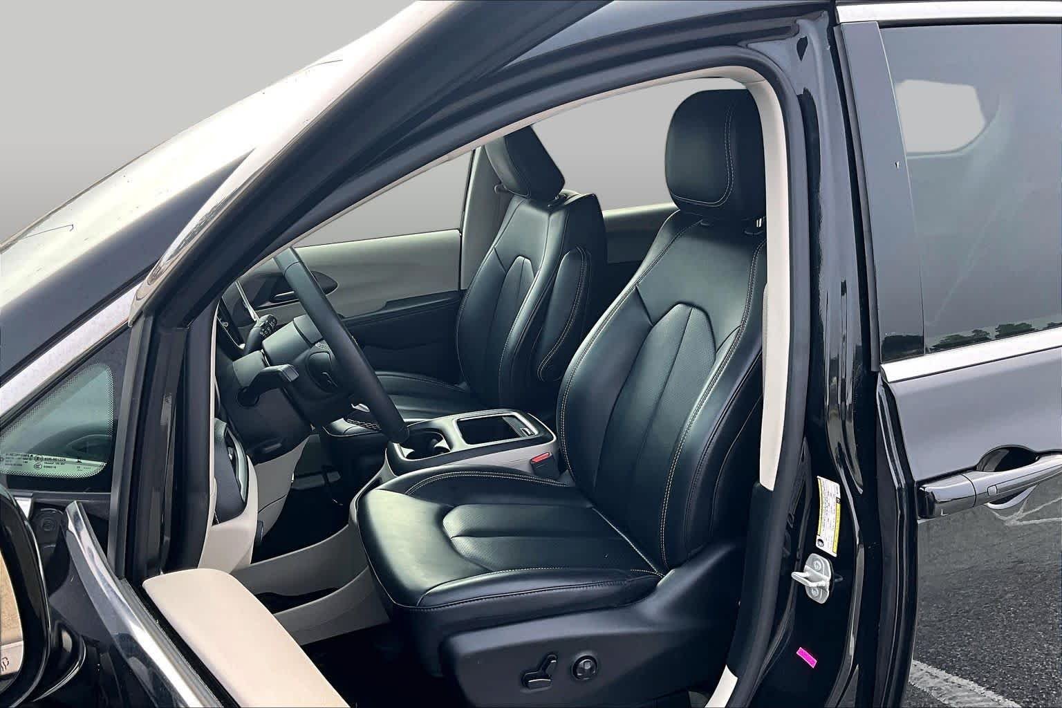 Used 2024 Brilliant Black Crystal Pearlcoat Chrysler Hybrid Select image 8