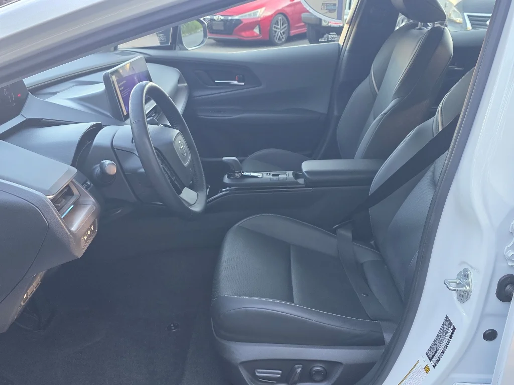 Used 2023 Wind Chill Pearl Toyota XLE image 32