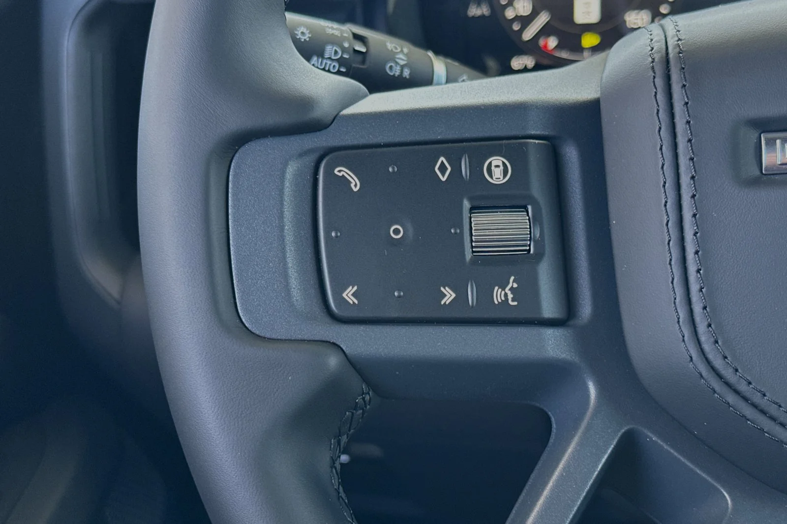 New 2024 Santorini Black Land Rover X-Dynamic SE image 23