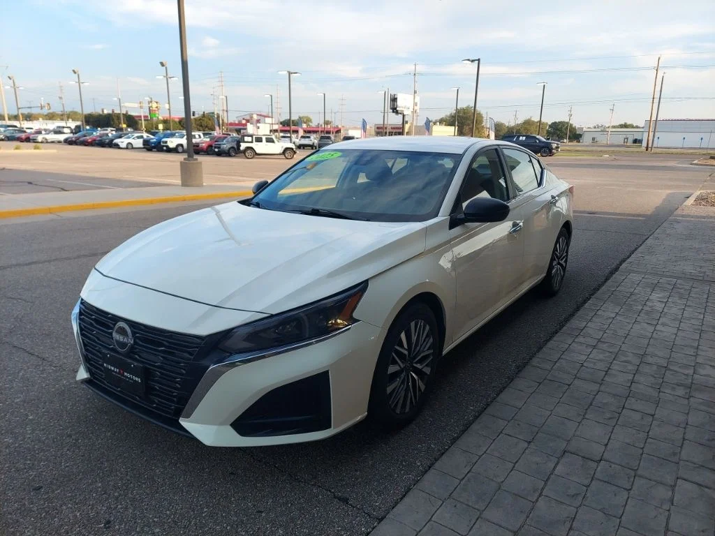 Used 2025 White Nissan 2.5 SV image 3