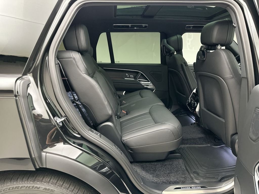 New 2027 Santorini Black Land Rover SE image 7