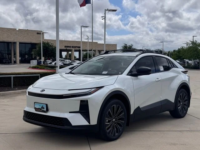 New 2026 Wind Chill Pearl <sup>1</sup> Toyota  XSE image 8