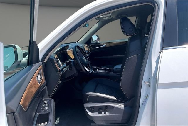 Used 2025 White Volkswagen 2.0T SE w/Technology image 23