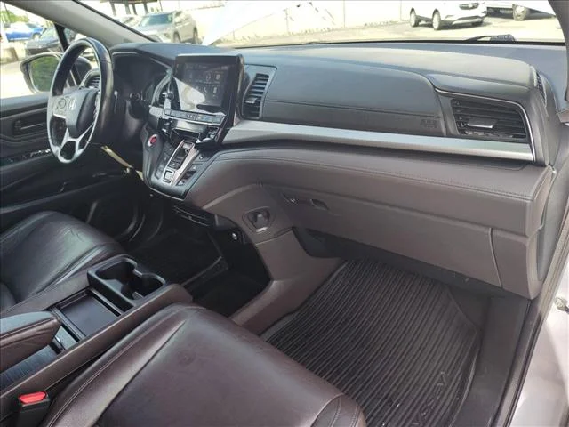 Used 2018 Silver Honda TOURING AUTO image 33