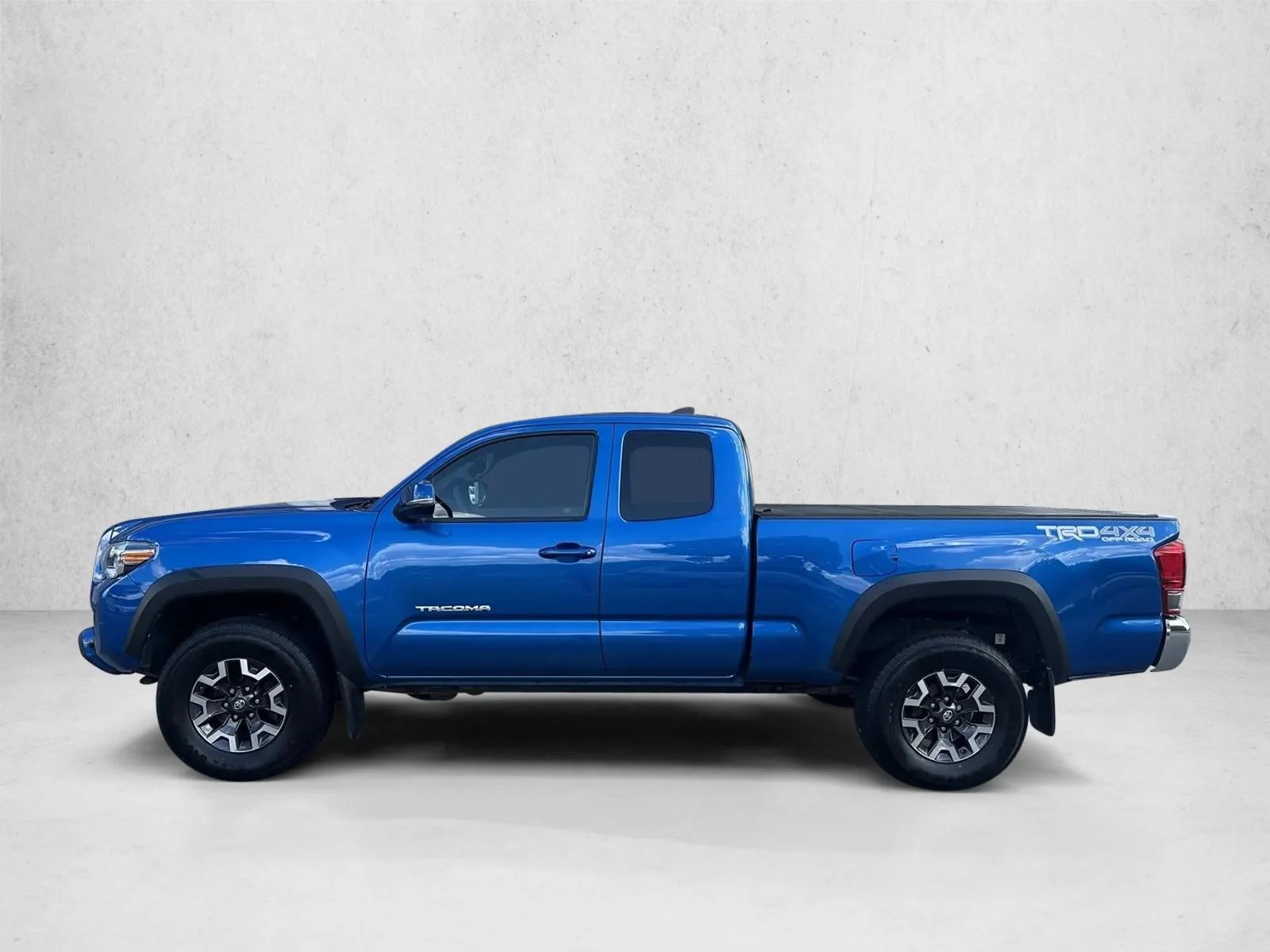 Used 2017 Blue Toyota SR5 image 9