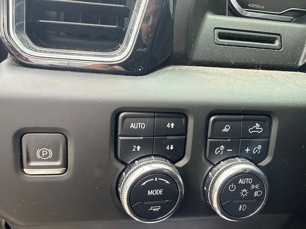 Used 2022 Silver GMC Denali image 13