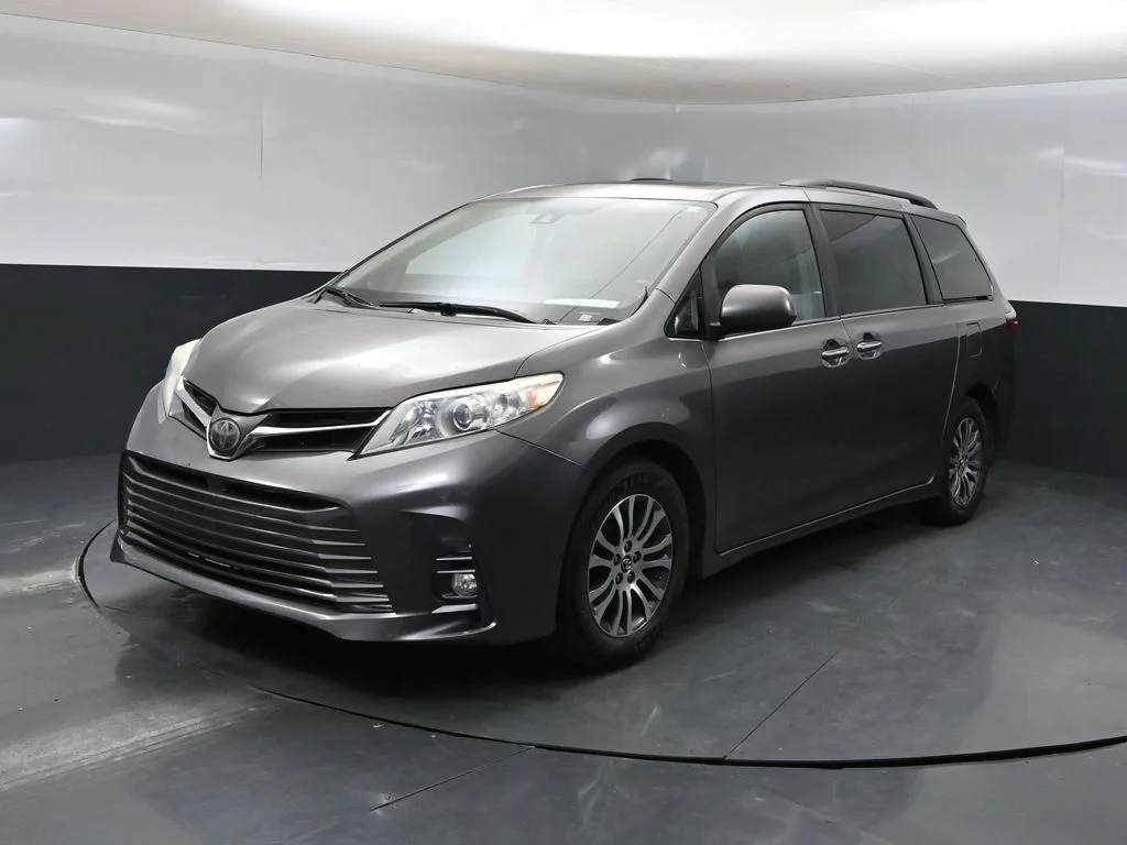 Used 2018 Gray Toyota XLE image 5